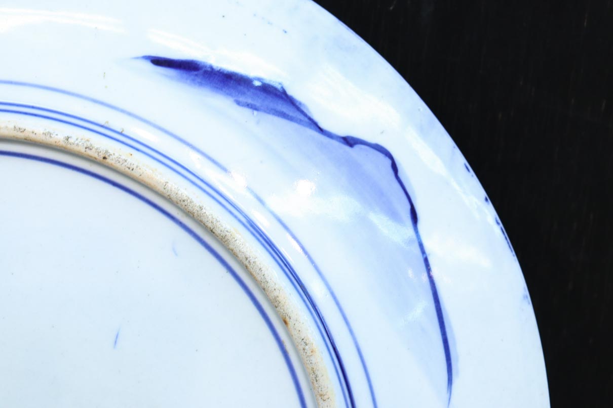 深みのある藍色の染付で山水図を描いた古伊万里焼の大皿　DC8930