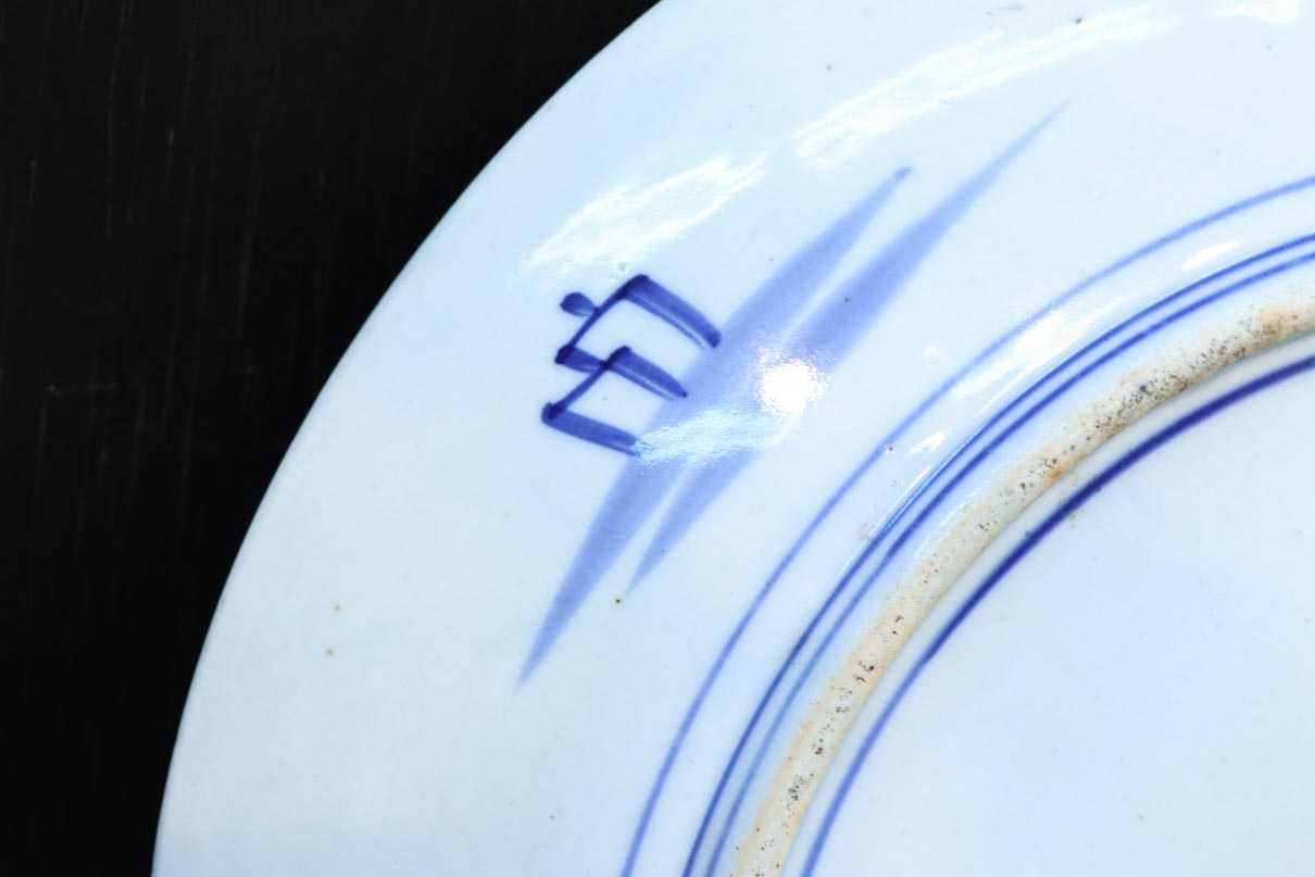 深みのある藍色の染付で山水図を描いた古伊万里焼の大皿　DC8930