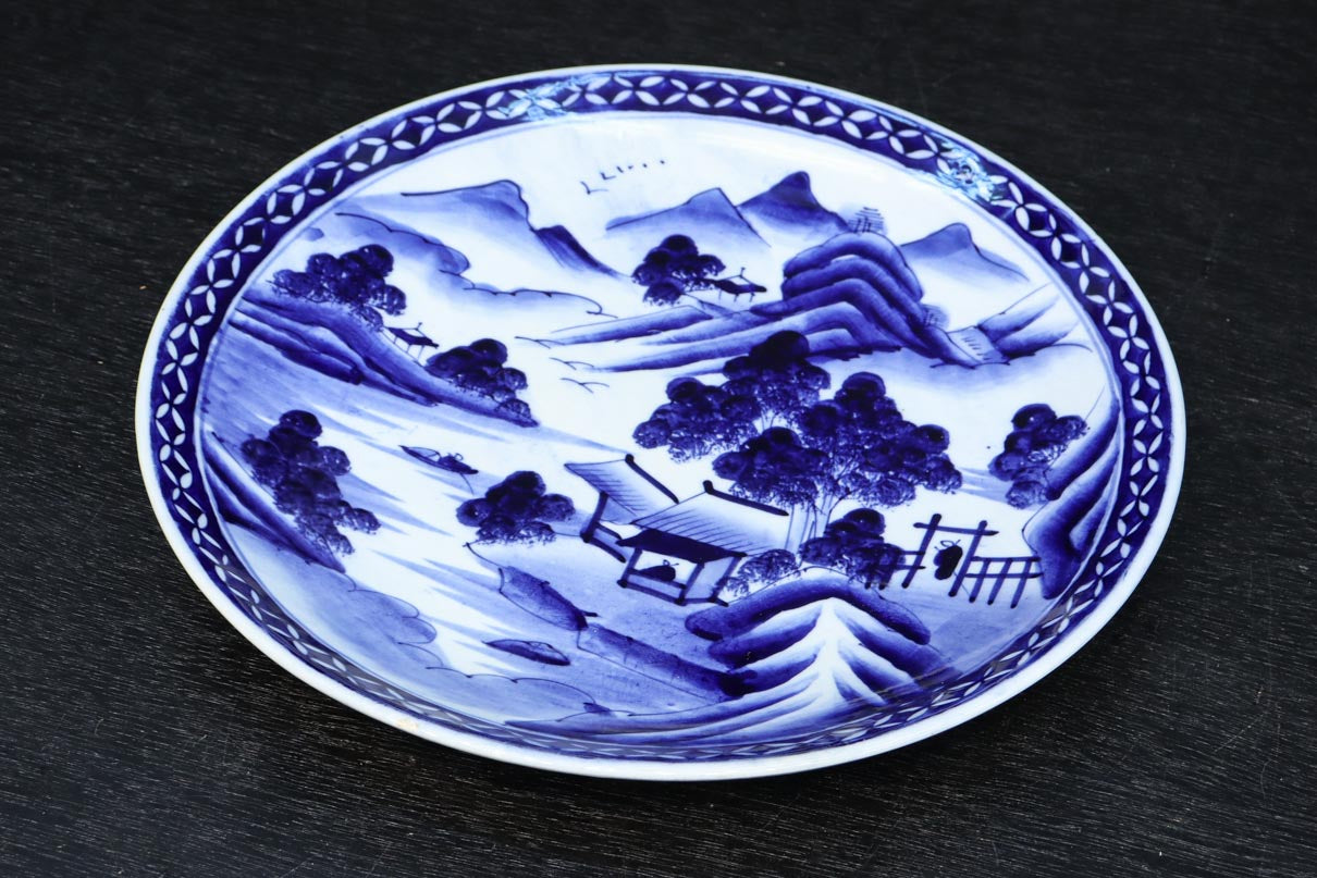 深みのある藍色の染付で山水図を描いた古伊万里焼の大皿　DC8930