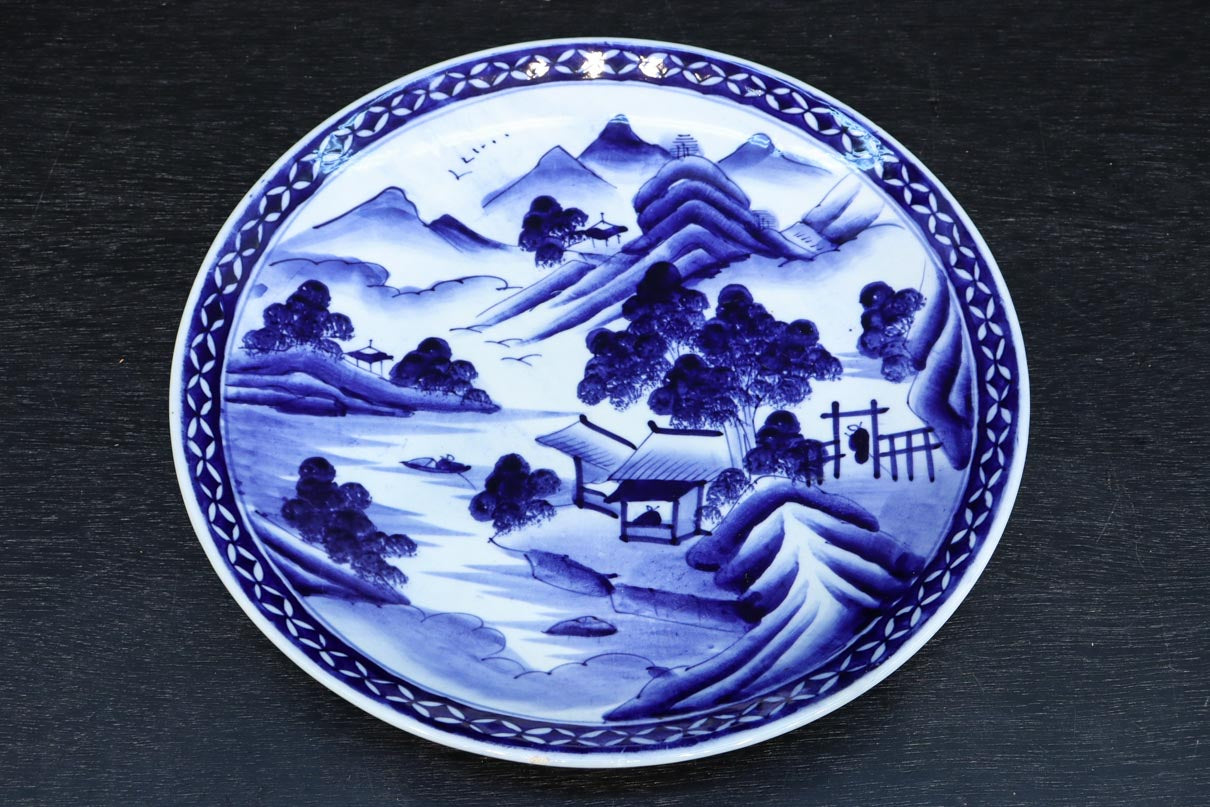 深みのある藍色の染付で山水図を描いた古伊万里焼の大皿　DC8930