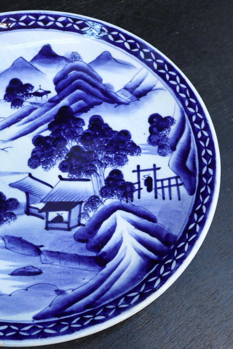 深みのある藍色の染付で山水図を描いた古伊万里焼の大皿　DC8930