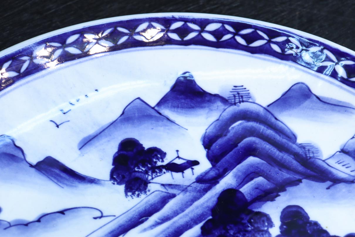 深みのある藍色の染付で山水図を描いた古伊万里焼の大皿　DC8930