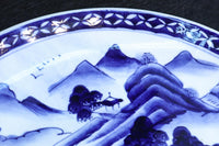 深みのある藍色の染付で山水図を描いた古伊万里焼の大皿　DC8930