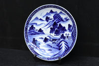 深みのある藍色の染付で山水図を描いた古伊万里焼の大皿　DC8930
