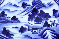 深みのある藍色の染付で山水図を描いた古伊万里焼の大皿　DC8930