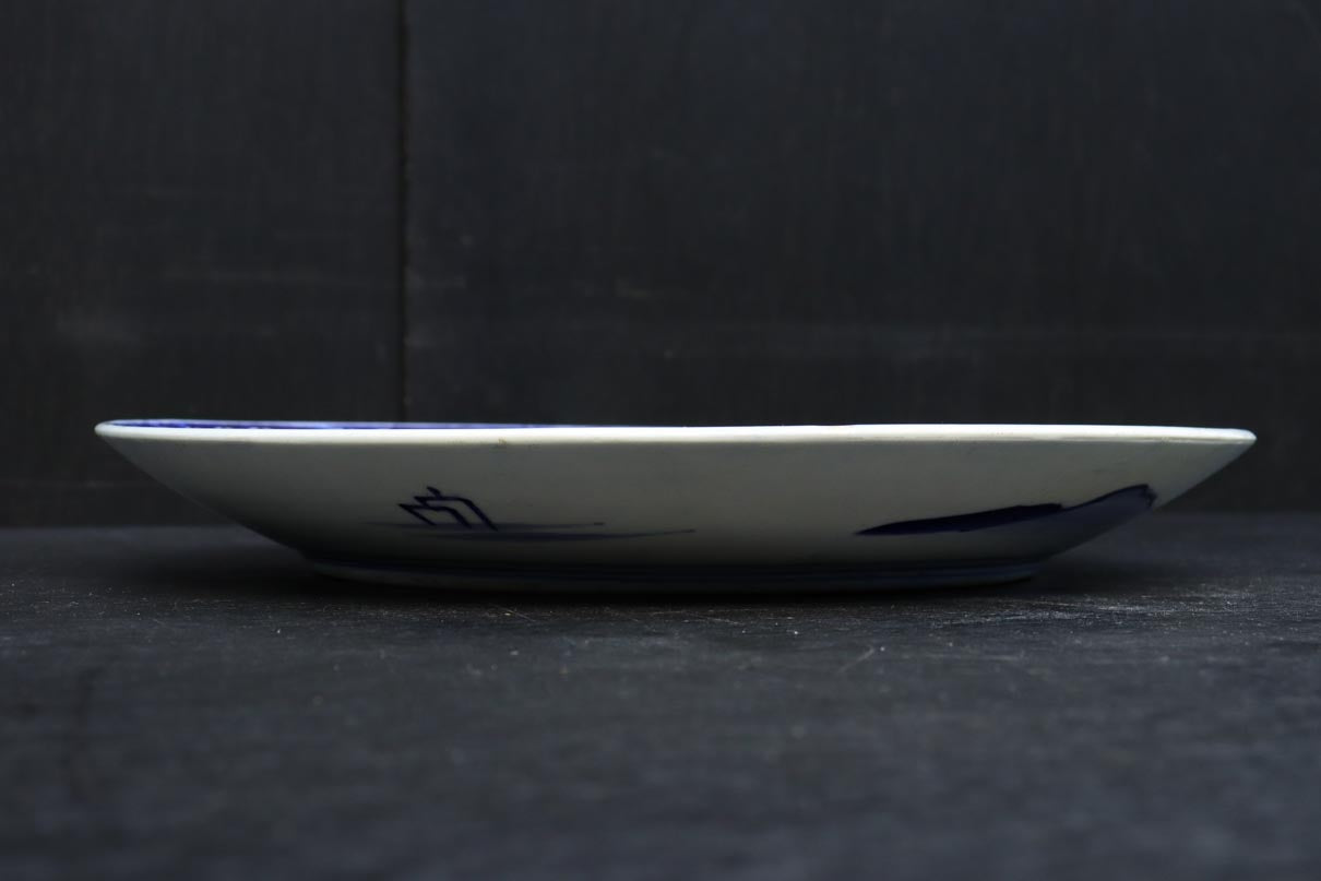 深みのある藍色の染付で山水図を描いた古伊万里焼の大皿　DC8930