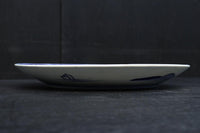 深みのある藍色の染付で山水図を描いた古伊万里焼の大皿　DC8930