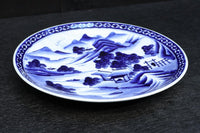 深みのある藍色の染付で山水図を描いた古伊万里焼の大皿　DC8930