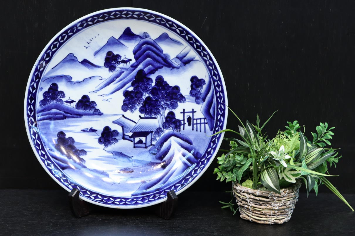 深みのある藍色の染付で山水図を描いた古伊万里焼の大皿　DC8930
