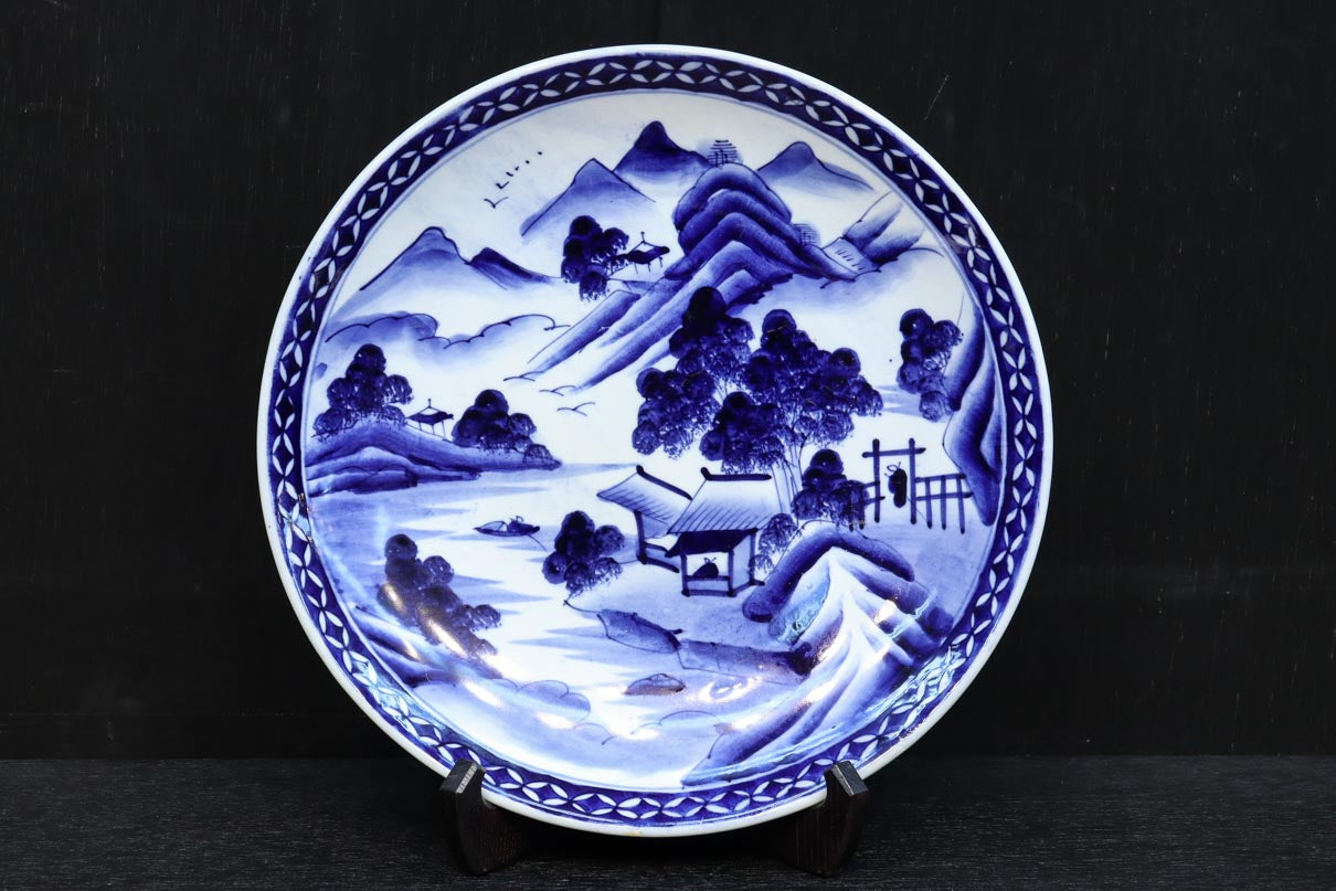 深みのある藍色の染付で山水図を描いた古伊万里焼の大皿　DC8930