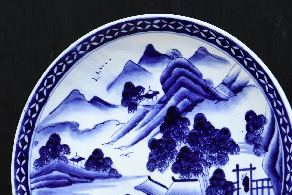 深みのある藍色の染付で山水図を描いた古伊万里焼の大皿　DC8930