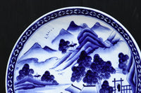 深みのある藍色の染付で山水図を描いた古伊万里焼の大皿　DC8930
