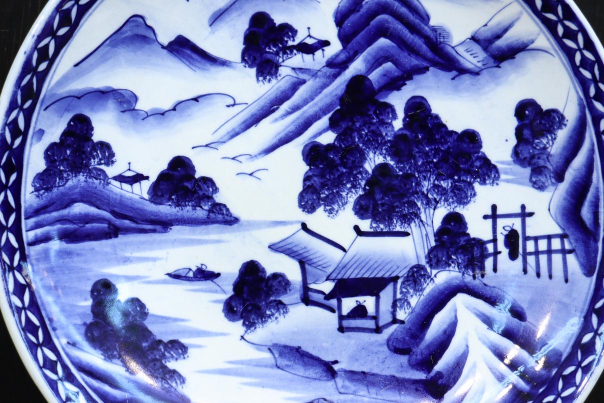 深みのある藍色の染付で山水図を描いた古伊万里焼の大皿　DC8930