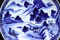深みのある藍色の染付で山水図を描いた古伊万里焼の大皿　DC8930