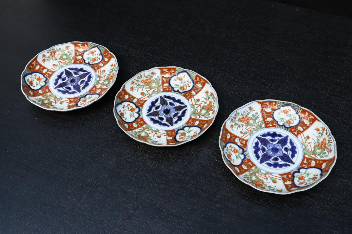 鮮やかな色彩で花柄模様を華やかに描いた古伊万里の中皿 DC8931 在庫3