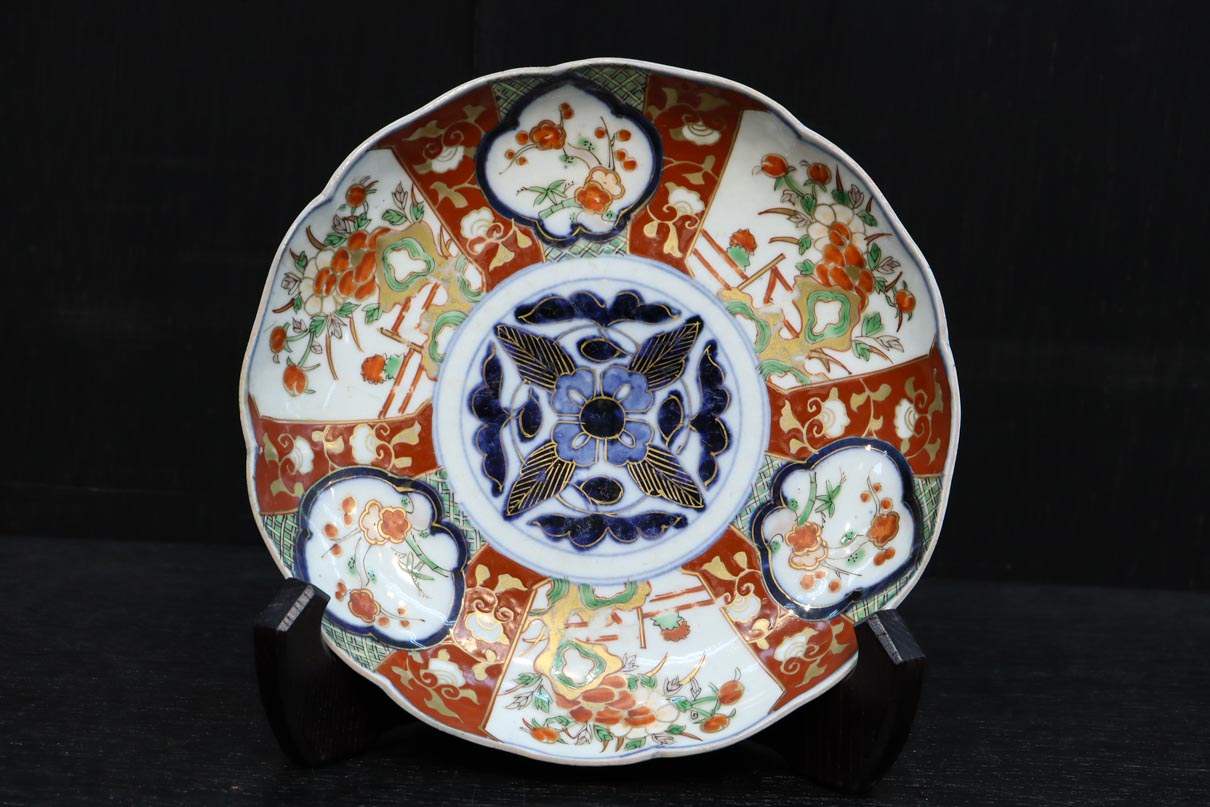 鮮やかな色彩で花柄模様を華やかに描いた古伊万里の中皿 DC8931 在庫3