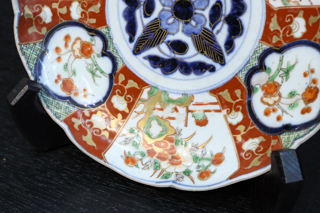 鮮やかな色彩で花柄模様を華やかに描いた古伊万里の中皿 DC8931 在庫3