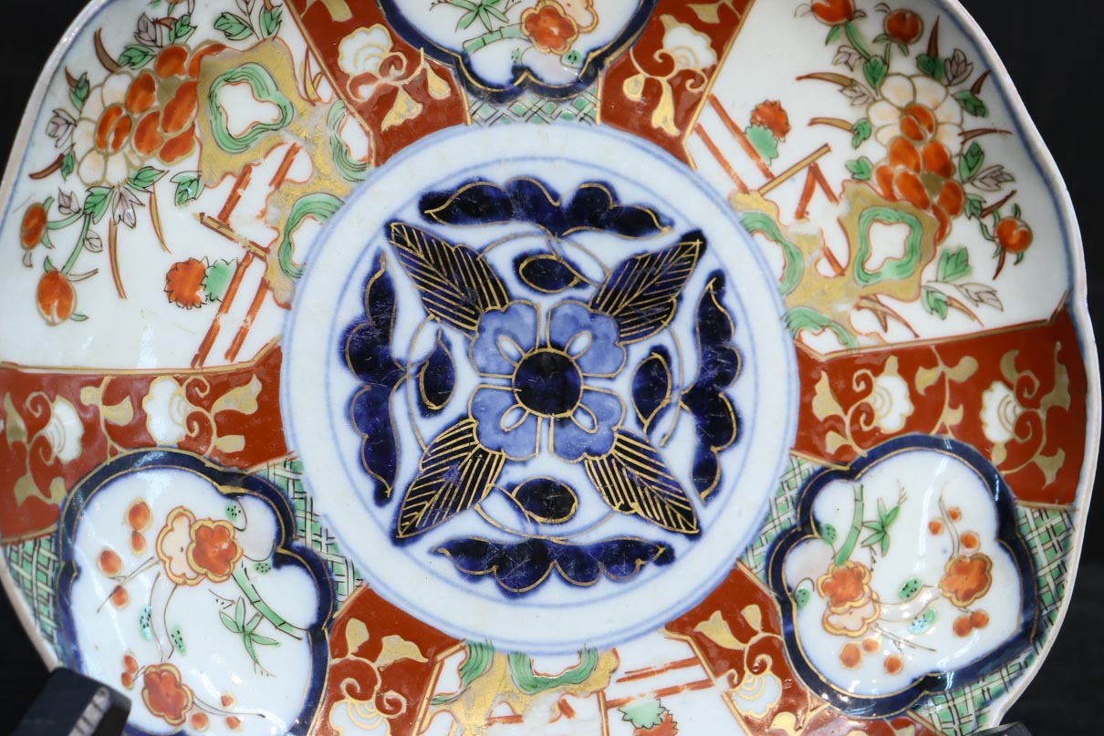 鮮やかな色彩で花柄模様を華やかに描いた古伊万里の中皿 DC8931 在庫3