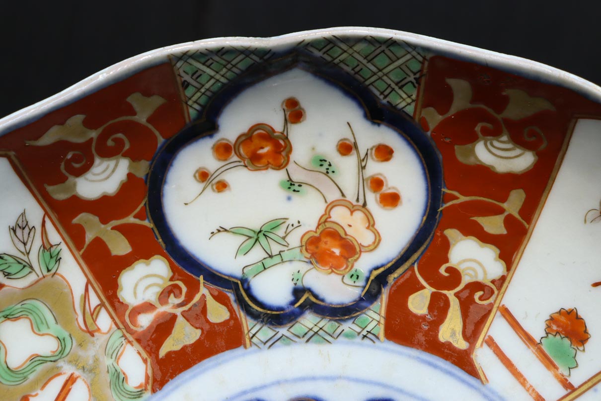 鮮やかな色彩で花柄模様を華やかに描いた古伊万里の中皿 DC8931 在庫3