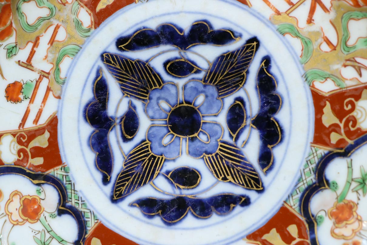 鮮やかな色彩で花柄模様を華やかに描いた古伊万里の中皿 DC8931 在庫3