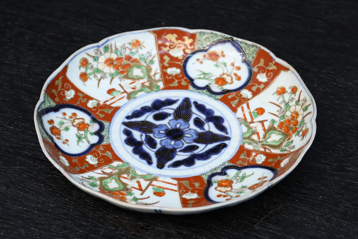 鮮やかな色彩で花柄模様を華やかに描いた古伊万里の中皿 DC8931 在庫3