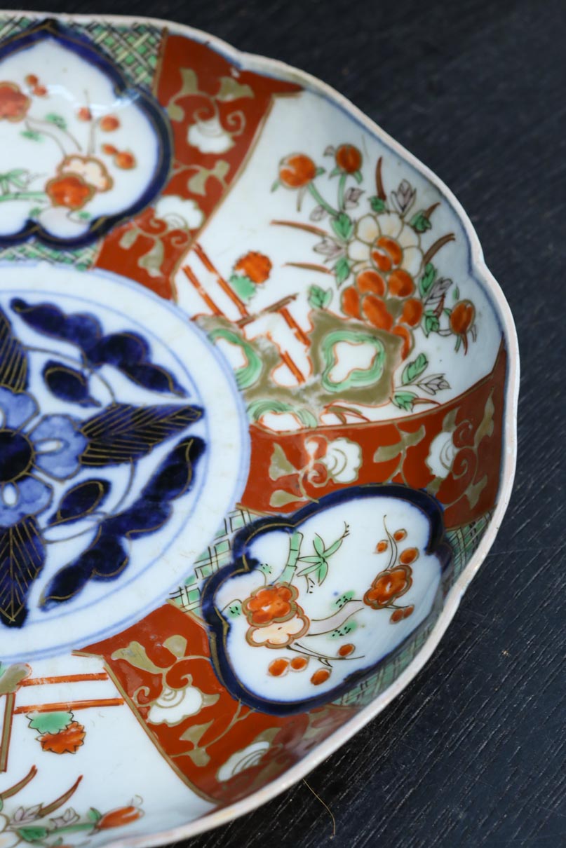 鮮やかな色彩で花柄模様を華やかに描いた古伊万里の中皿 DC8931 在庫3