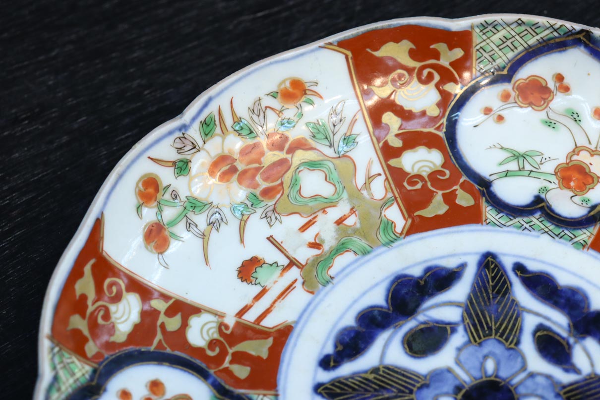 鮮やかな色彩で花柄模様を華やかに描いた古伊万里の中皿 DC8931 在庫3