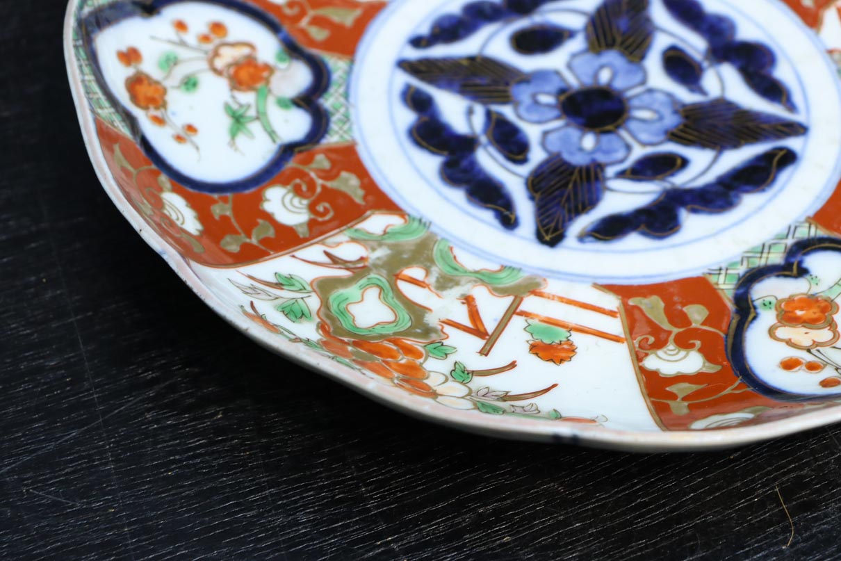 鮮やかな色彩で花柄模様を華やかに描いた古伊万里の中皿 DC8931 在庫3