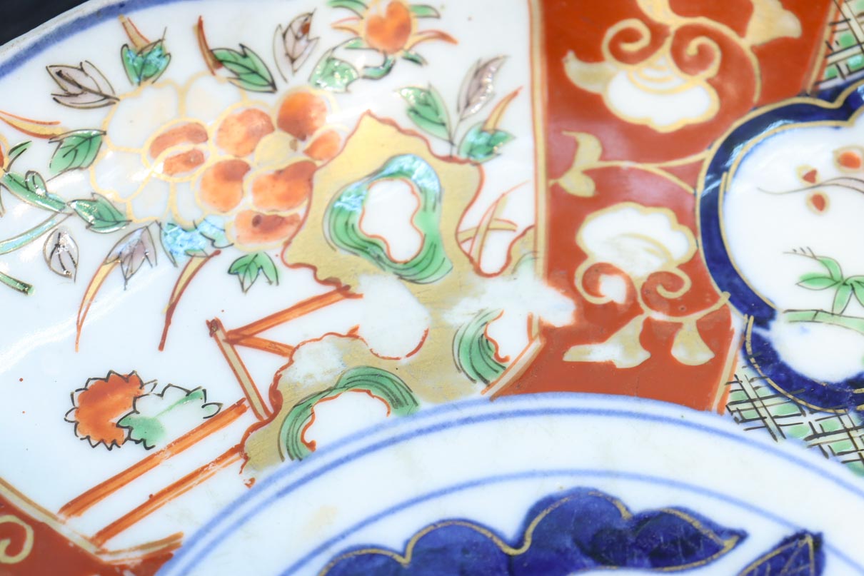 鮮やかな色彩で花柄模様を華やかに描いた古伊万里の中皿 DC8931 在庫3