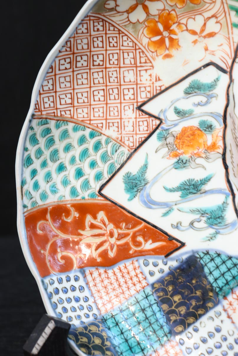 華やかな色彩で庭園に佇む女性や和柄の装飾模様を描いた古伊万里の中皿