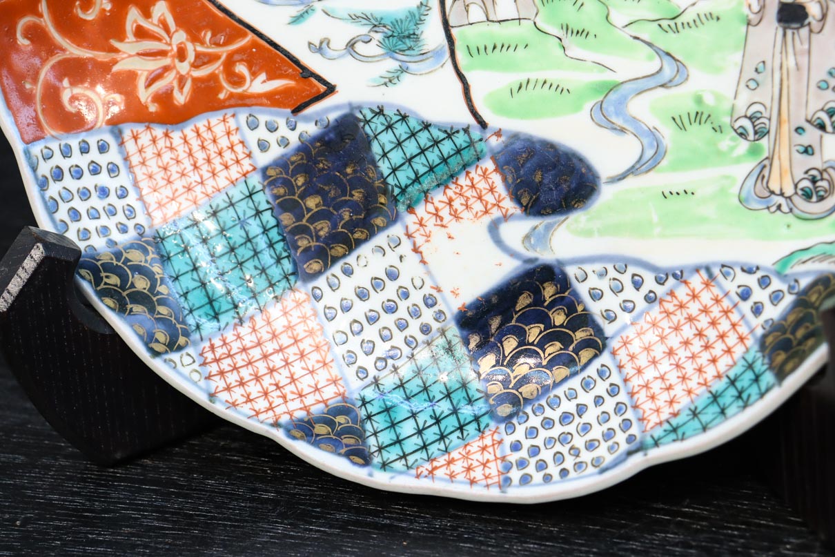 華やかな色彩で庭園に佇む女性や和柄の装飾模様を描いた古伊万里の中皿