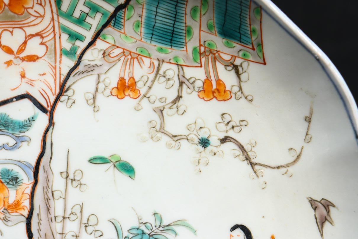 華やかな色彩で庭園に佇む女性や和柄の装飾模様を描いた古伊万里の中皿