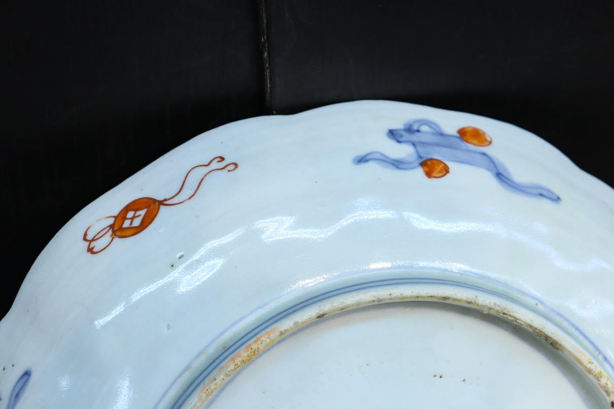 華やかな色彩で庭園に佇む女性や和柄の装飾模様を描いた古伊万里の中皿