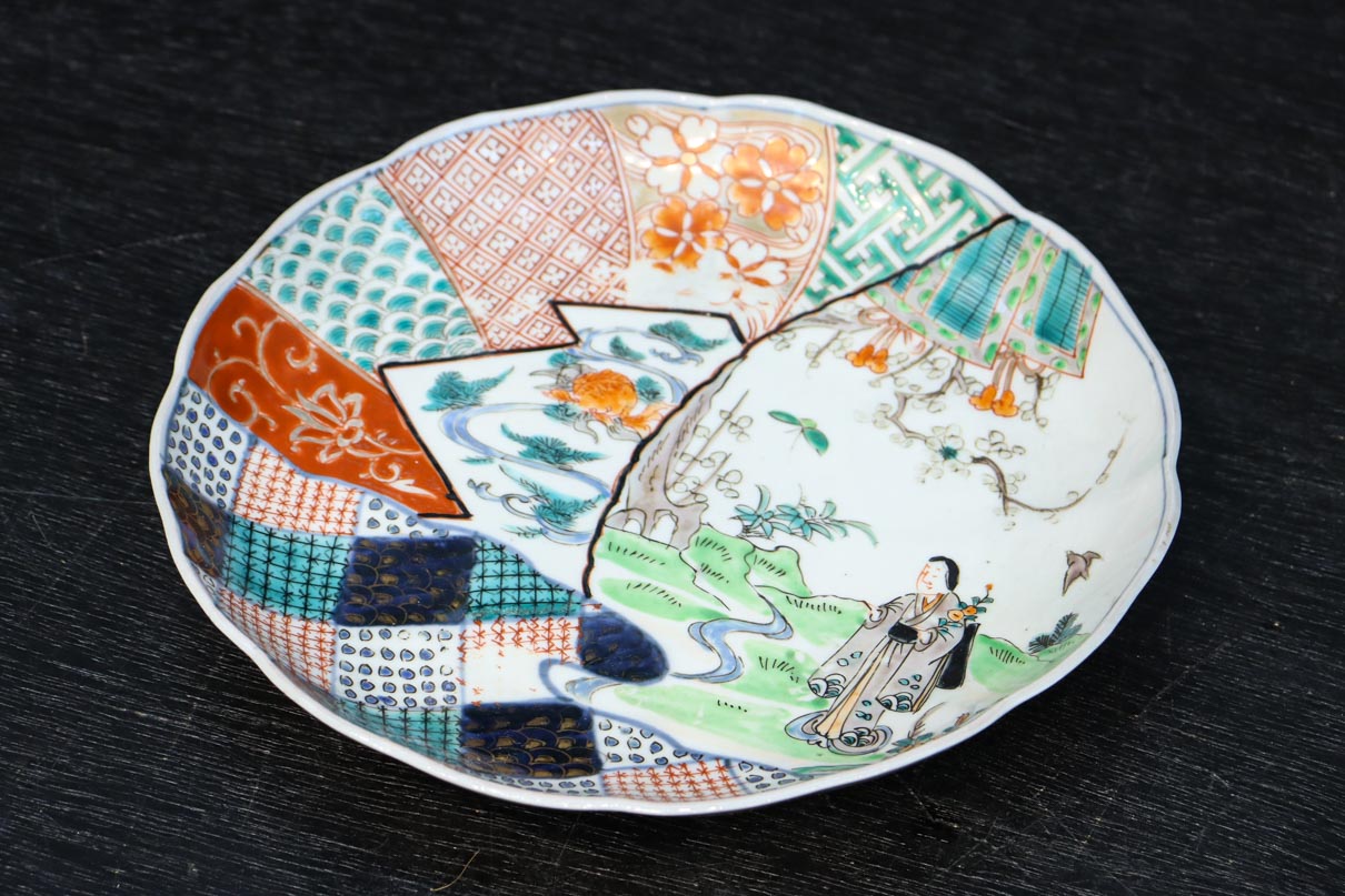 華やかな色彩で庭園に佇む女性や和柄の装飾模様を描いた古伊万里の中皿