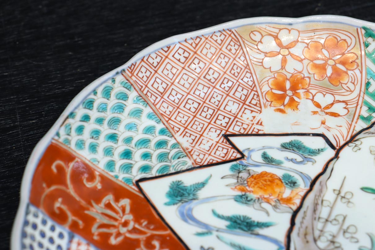 華やかな色彩で庭園に佇む女性や和柄の装飾模様を描いた古伊万里の中皿