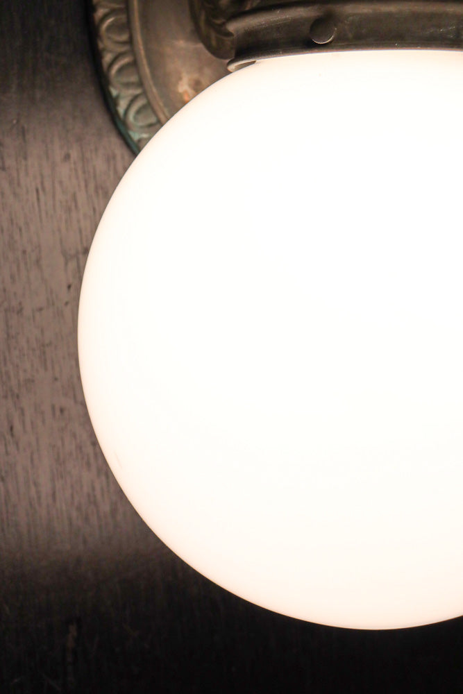 柔和な明かりで周囲を優しく照らす球体型のブラケット　DC8939