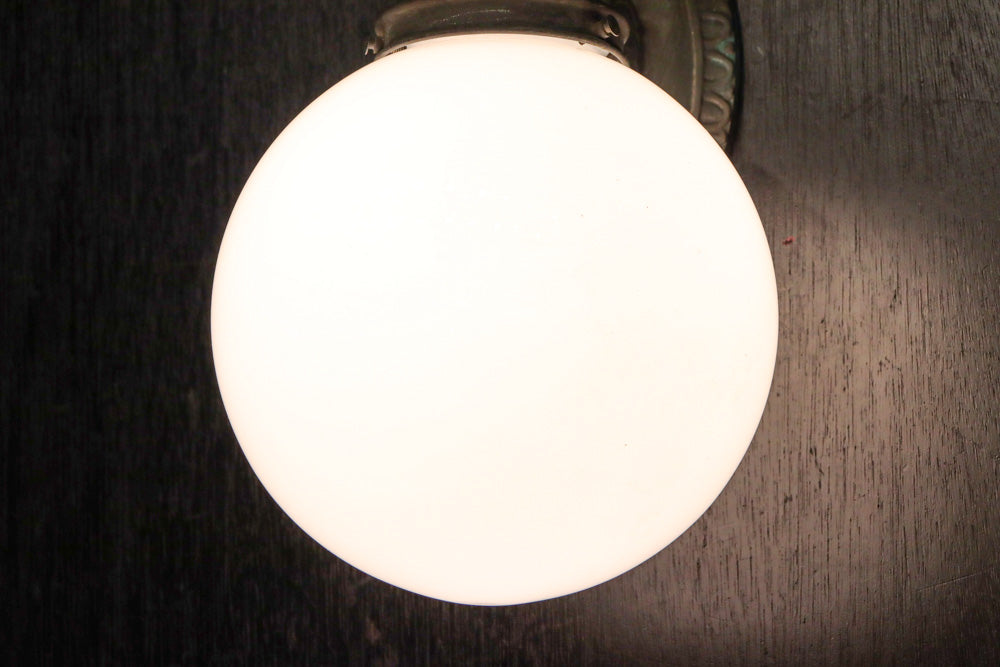 柔和な明かりで周囲を優しく照らす球体型のブラケット　DC8939