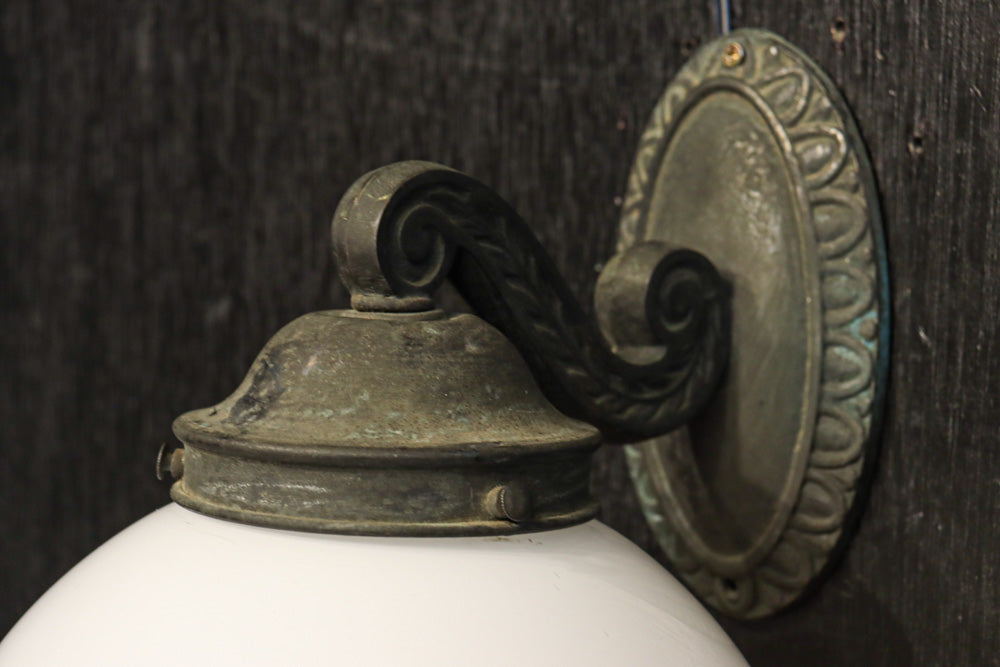 柔和な明かりで周囲を優しく照らす球体型のブラケット　DC8939