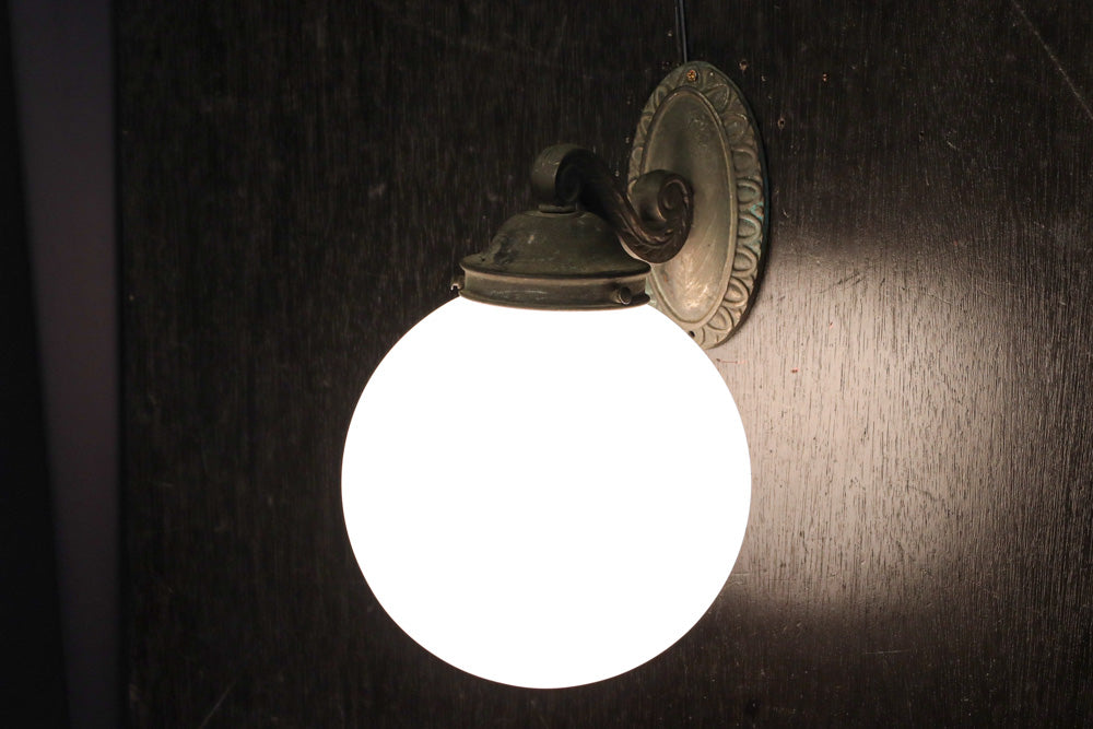 柔和な明かりで周囲を優しく照らす球体型のブラケット　DC8939