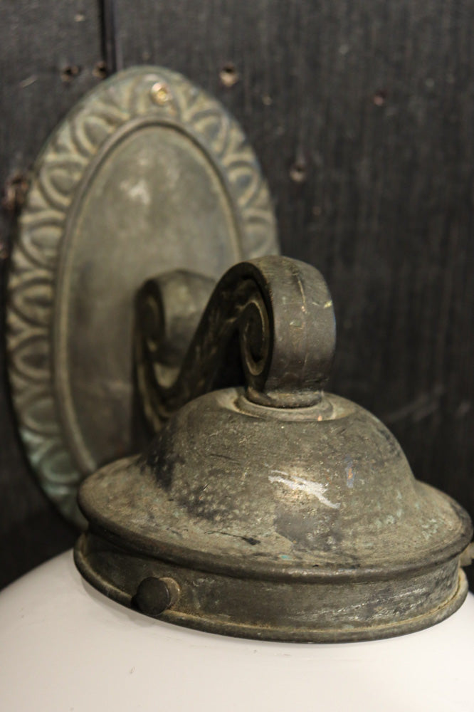 柔和な明かりで周囲を優しく照らす球体型のブラケット　DC8939