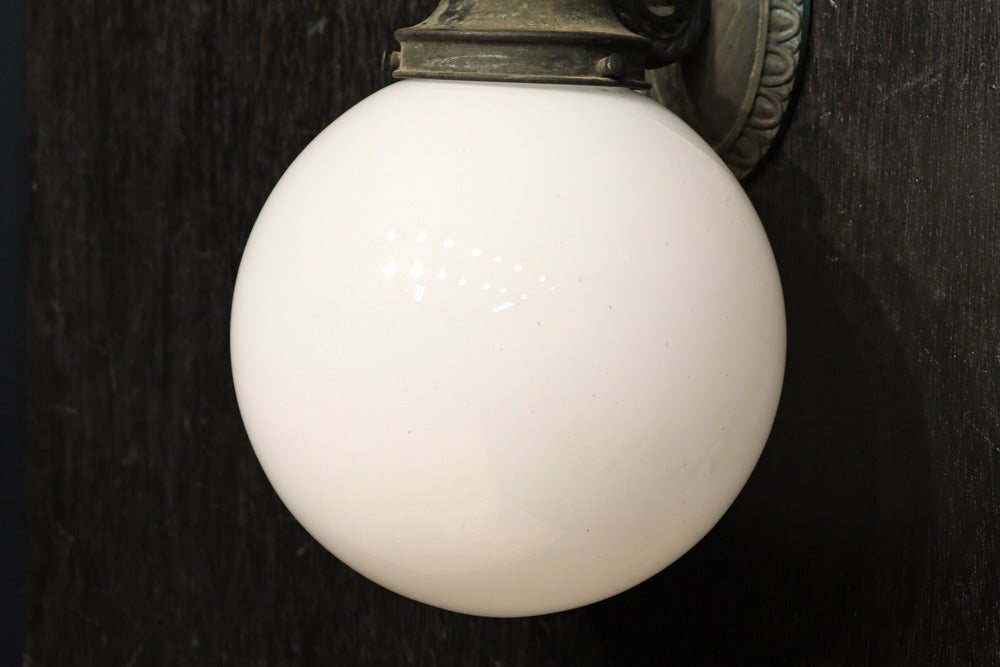 柔和な明かりで周囲を優しく照らす球体型のブラケット　DC8939