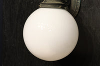 柔和な明かりで周囲を優しく照らす球体型のブラケット　DC8939