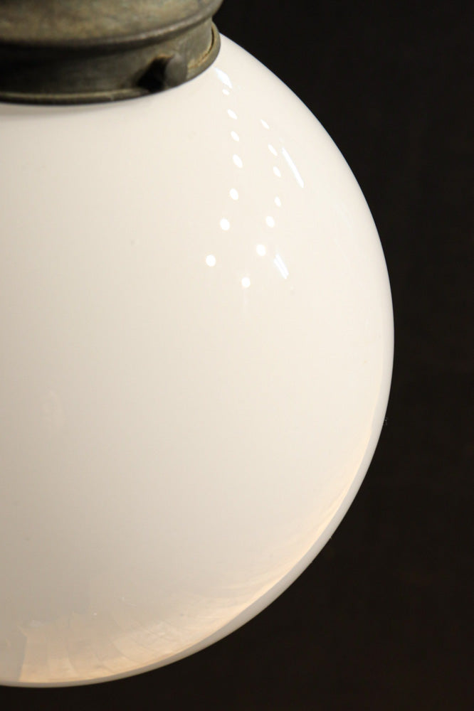 柔和な明かりで周囲を優しく照らす球体型のブラケット　DC8939