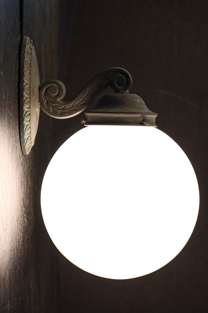 柔和な明かりで周囲を優しく照らす球体型のブラケット　DC8939