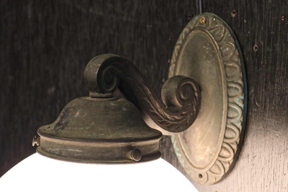 柔和な明かりで周囲を優しく照らす球体型のブラケット　DC8939