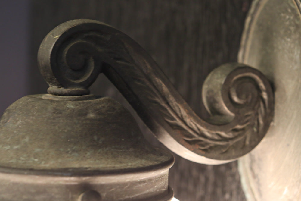 柔和な明かりで周囲を優しく照らす球体型のブラケット　DC8939