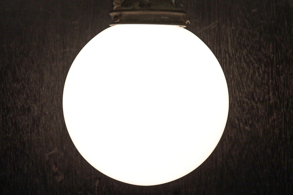 柔和な明かりで周囲を優しく照らす球体型のブラケット　DC8939