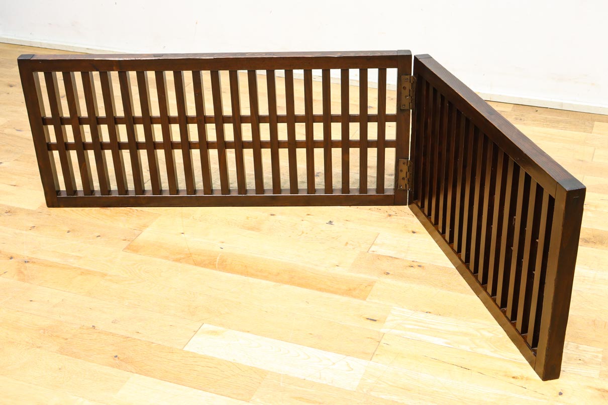 角太格子造りで貫録ある二つ折り帳場格子　DC8946