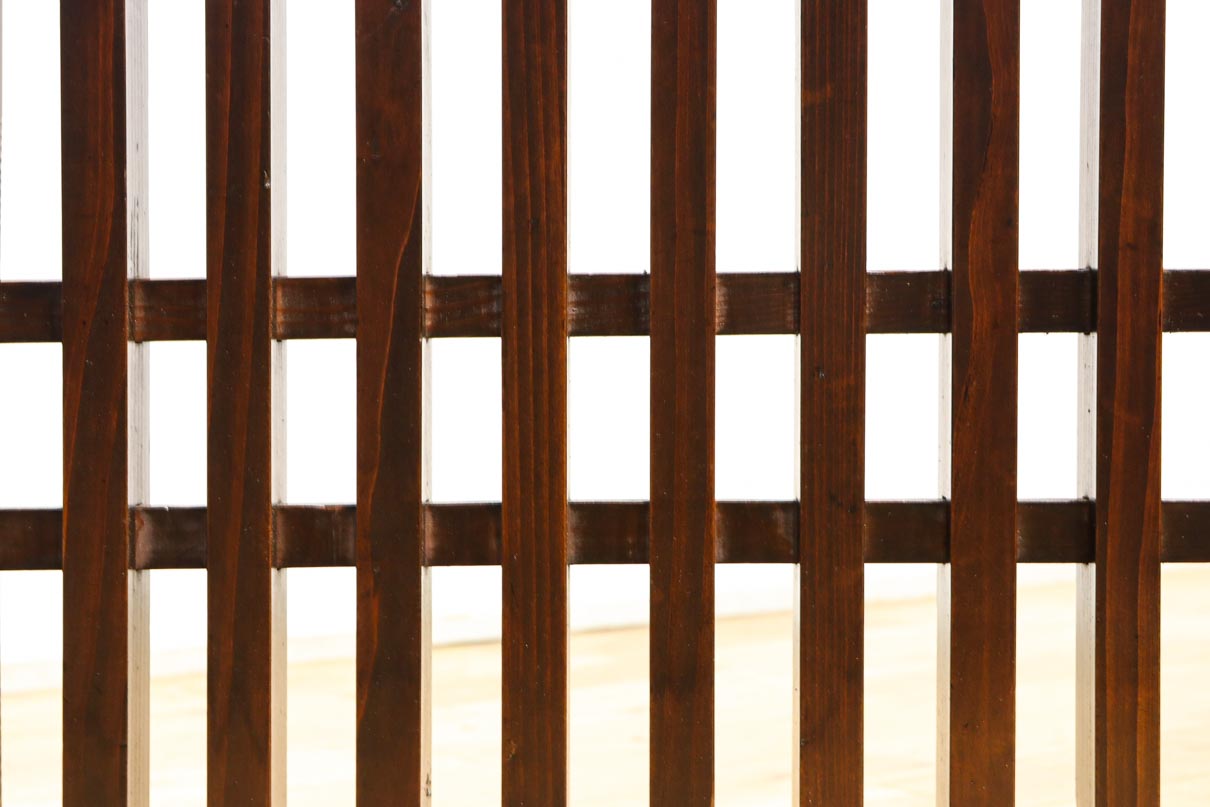 角太格子造りで貫録ある二つ折り帳場格子　DC8946