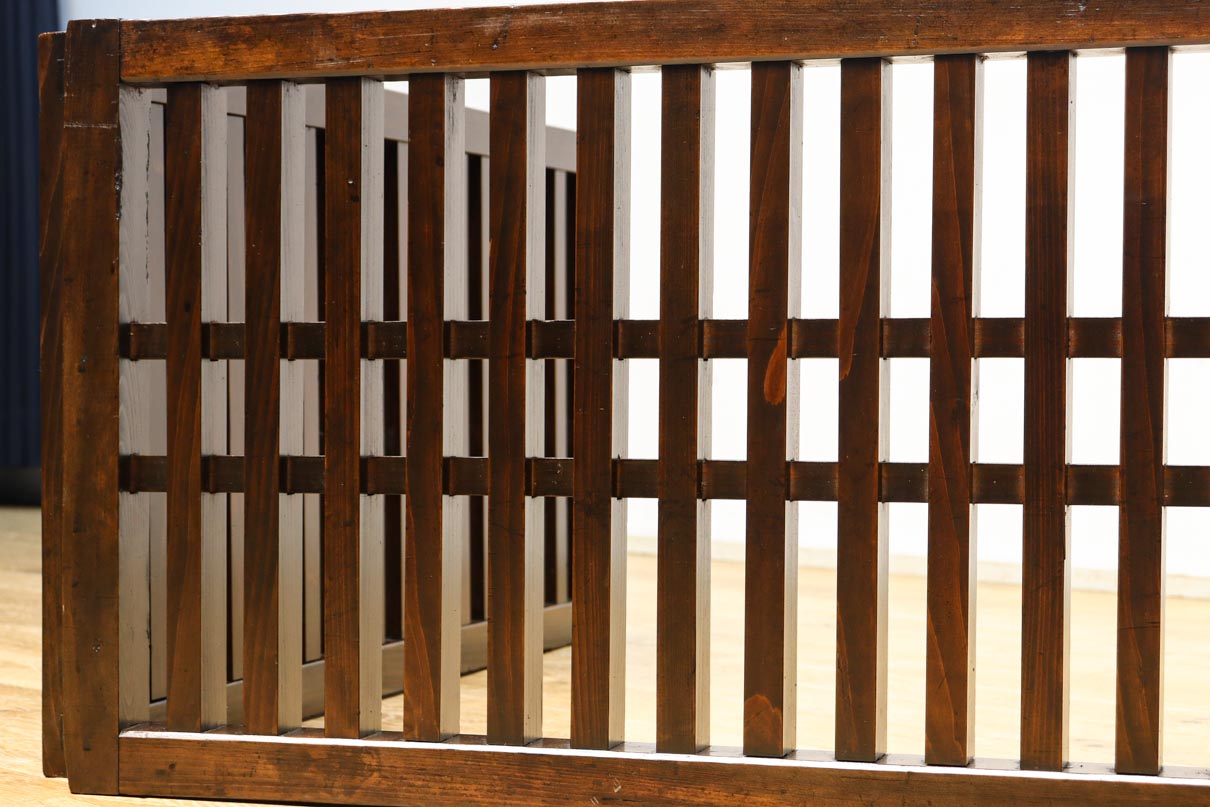 角太格子造りで貫録ある二つ折り帳場格子　DC8946